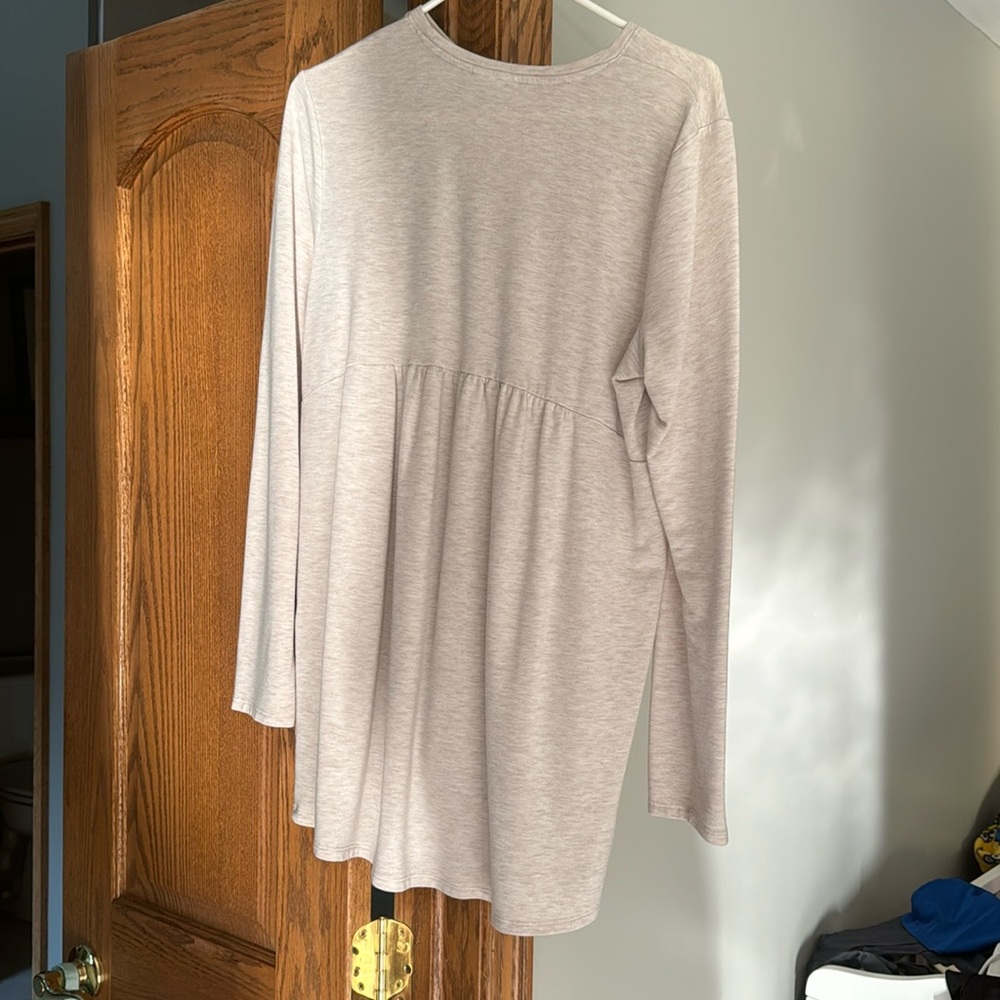 High/low bottom hem. Darling and so comfy tunic. Oatmeal color